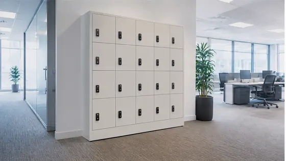 Lockers met stroommeting voor kantoren — een praktijkopstelling met smart lockers voor 2026